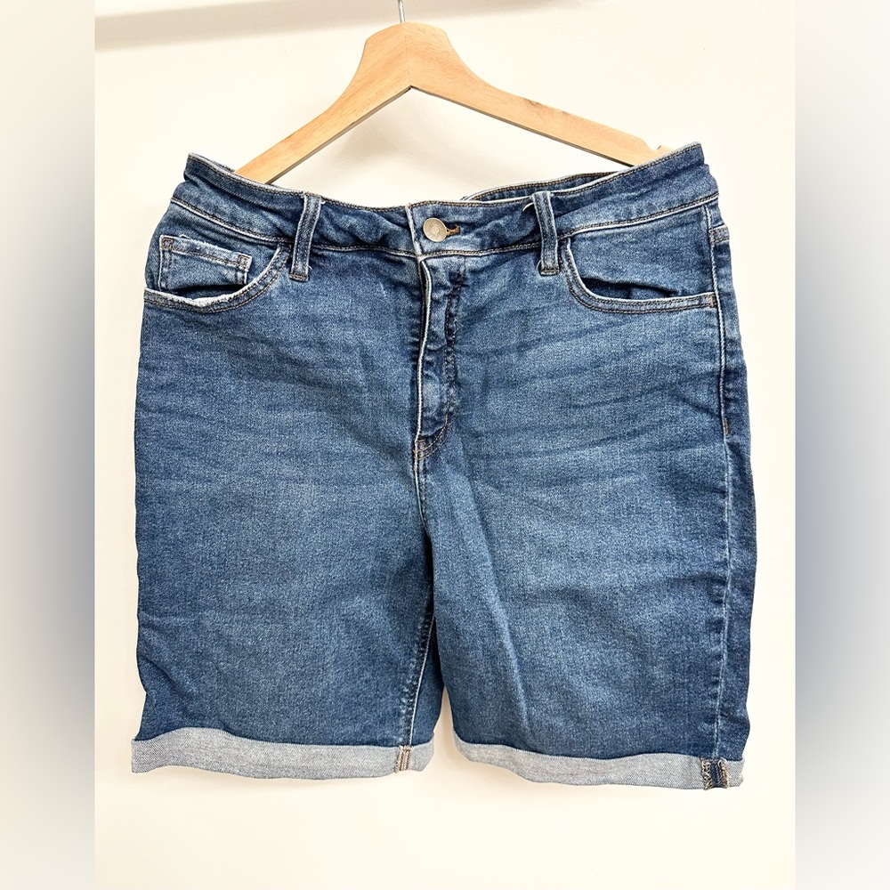 Ava & Viv 14w cuffed shorts